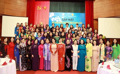 Phó chủ tịch QH Nguyễn Thị Kim Ngân, Phó chủ tịch Nước Nguyễn Thị Doan với các nữ ĐBQH Khóa XIII 